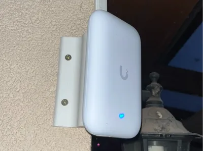 Ubiquiti UK-ULTRA Corner Consolse