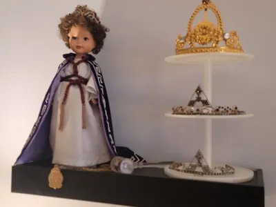 Crown Shelf Holder