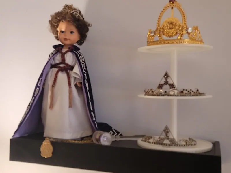 Crown Shelf Holder