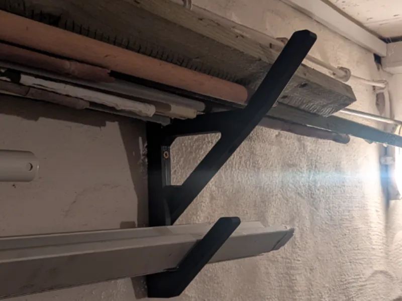 Rod/pipe bracket for the basement