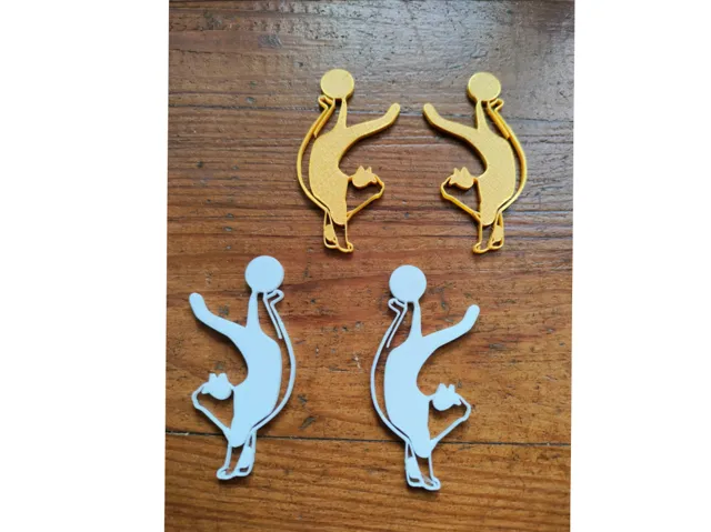 Acrobat cat - stud earrings