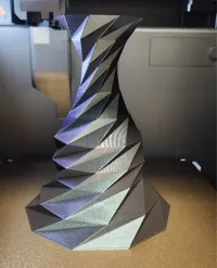 Vase moderne low poly asymétrique — photo 2