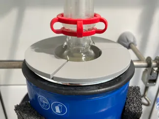 Cooling trap cover for liquid nitrogen dewar