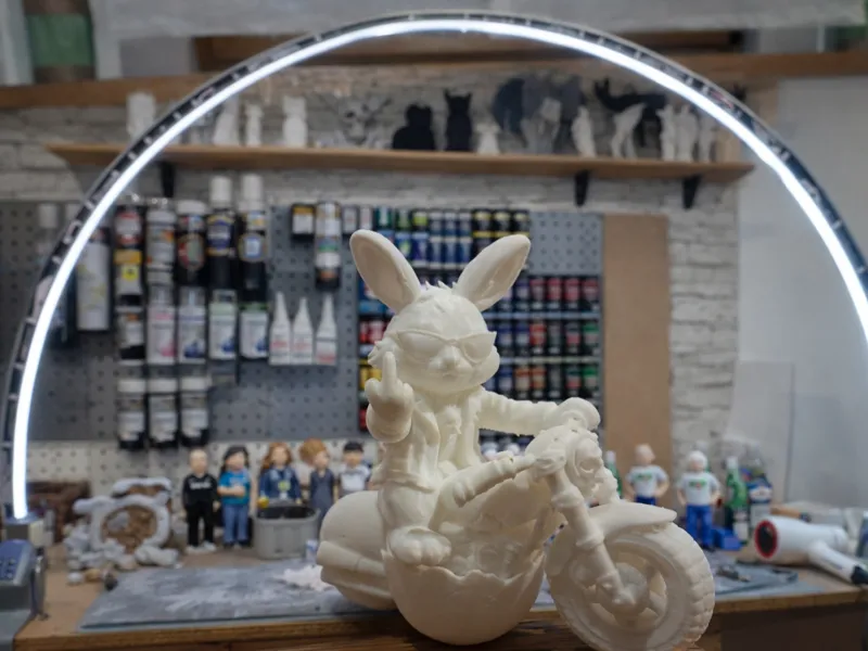 Mittelfinger zeigender Rocker-Osterhase
