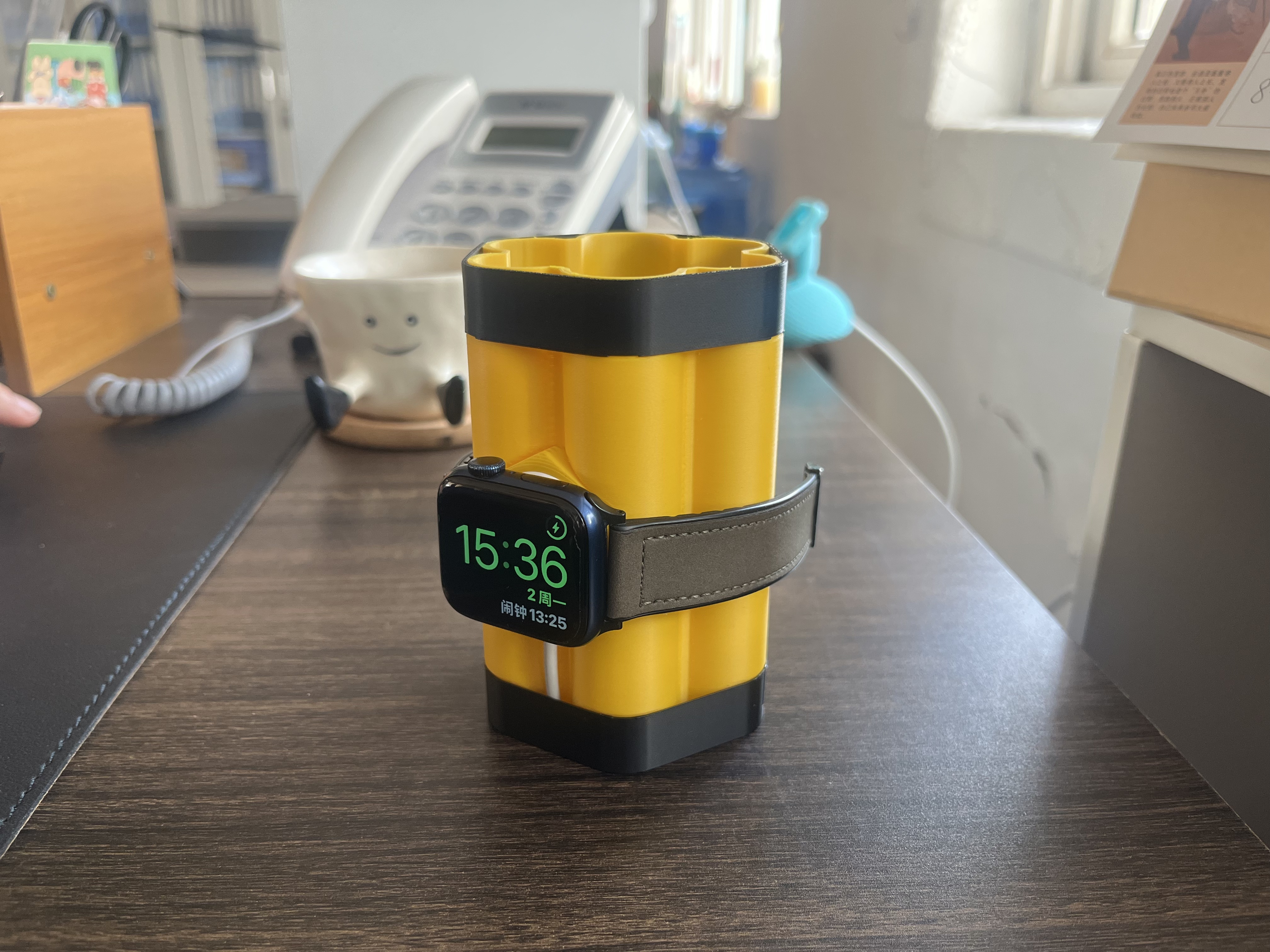 Miniatura 1 do modelo 3D 看着像定时炸弹其实是笔筒的苹果手表充电座