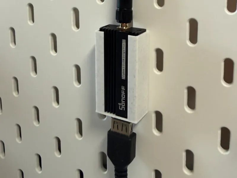 Sonoff ZBDongle-E mount for Skadis board