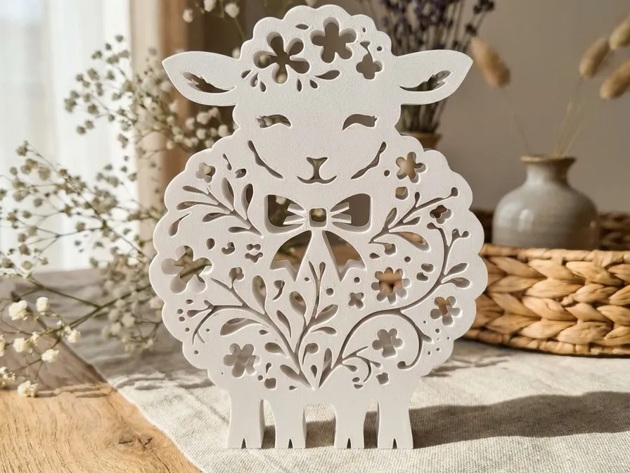 Agneau de Pâques ajouré pour décoration de printemps