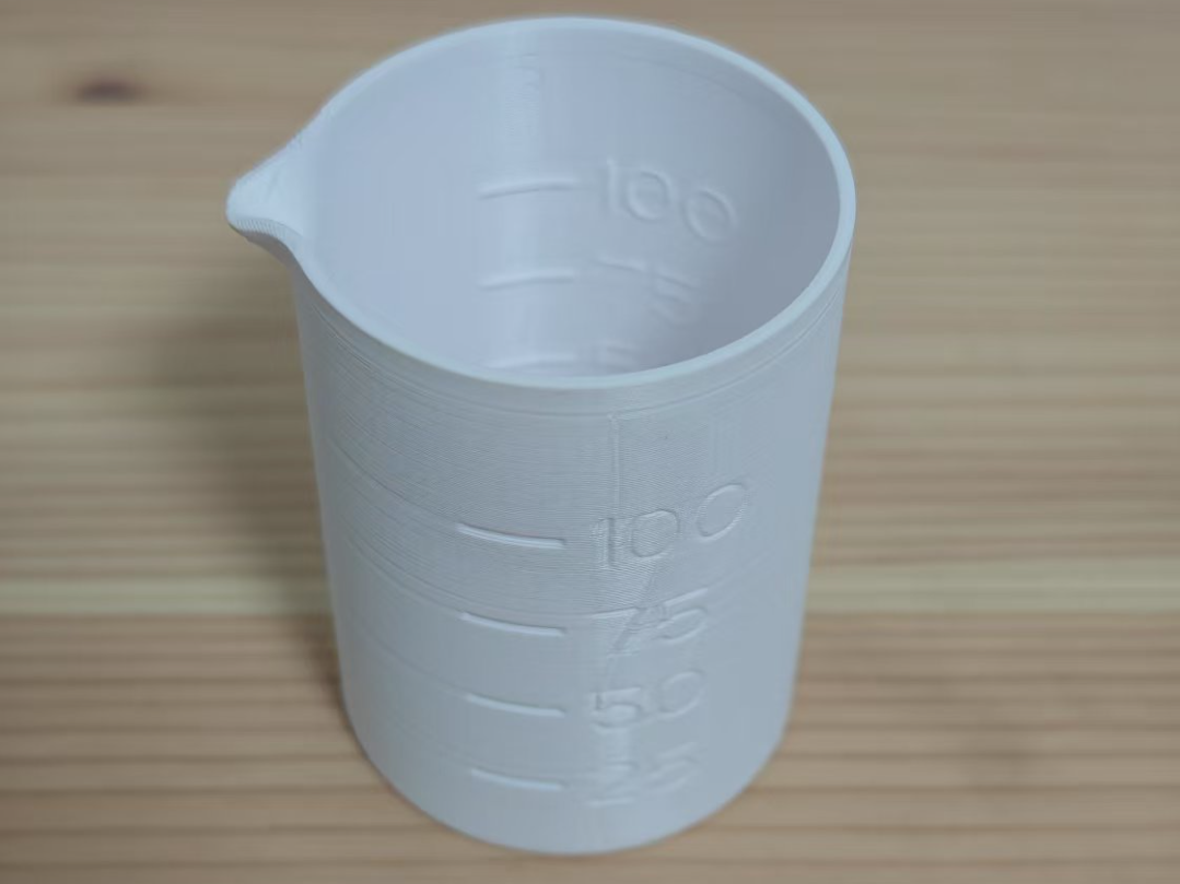 Miniatura 1 do modelo 3D 量杯 带刻度 内外都有刻度方便量取