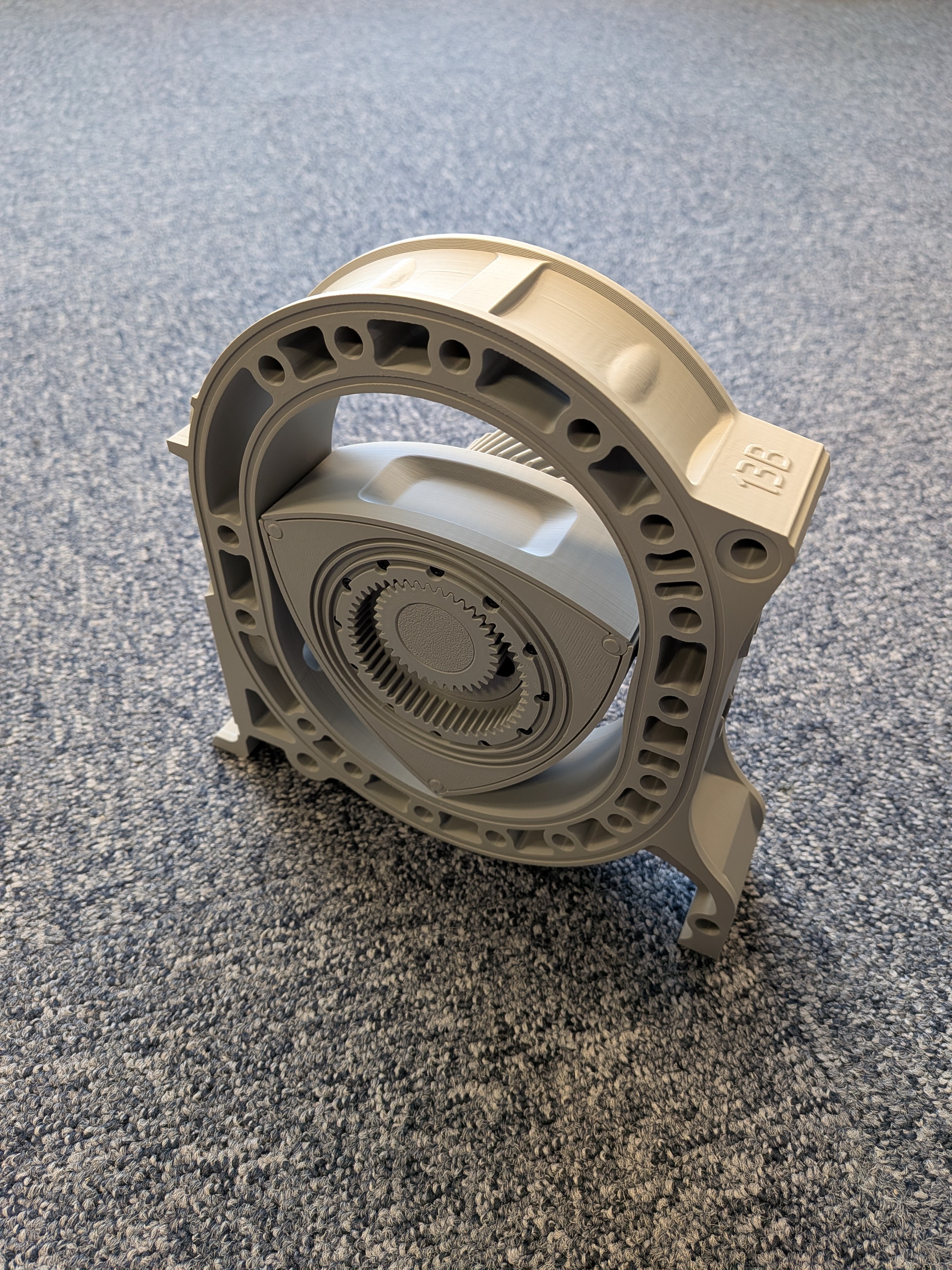 ユーギアーズ Engine V8 70264 エンジンV8 Ugears USBモーター搭載 / 3Dモデル ワンケルエンジン 木製 DIY ブロック パーツ