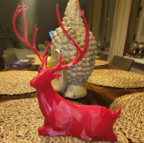 Cerf de Noël rouge facetté