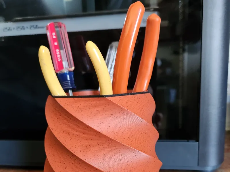Stable tool/pencil holder