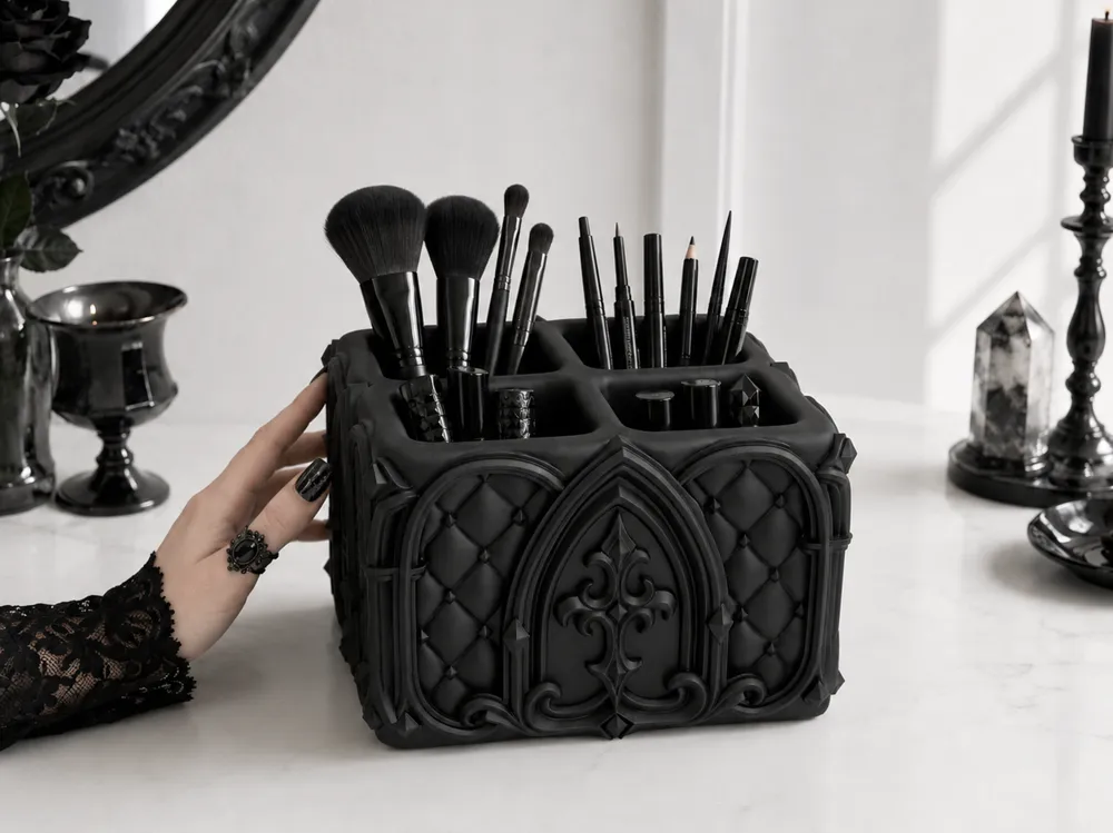 Organizador: Goth Cross Cathedral Makeup Brush Desk Organizer. Referencia del modelo original.