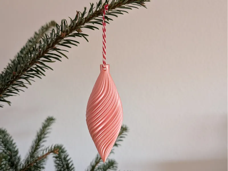 Modernes Weihnachtsornament mit gedrehter Struktur