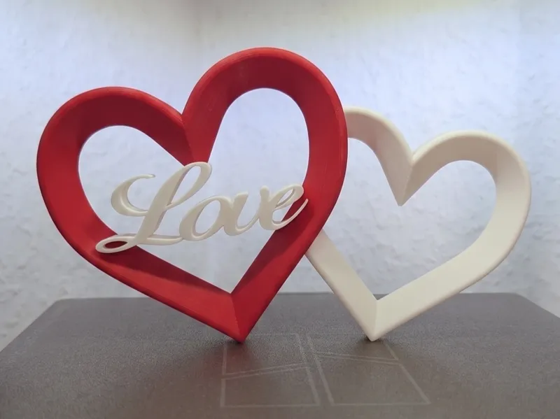 Elegantes Doppelherz mit „Love“-Schriftzug