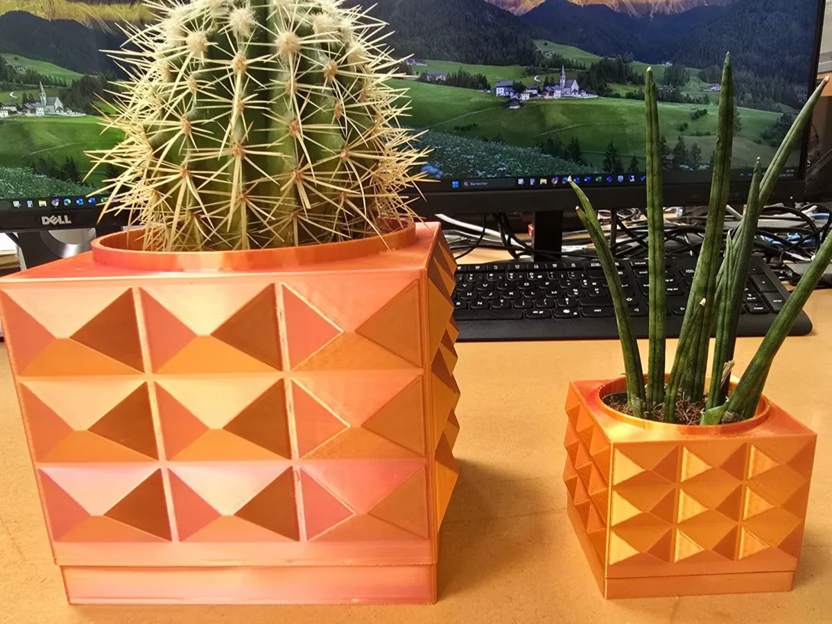Cache-pot carré aux formes géométriques
