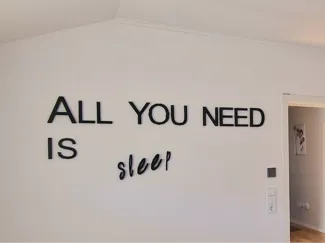 Wandschriftzug „ALL YOU NEED IS SLEEP“ 