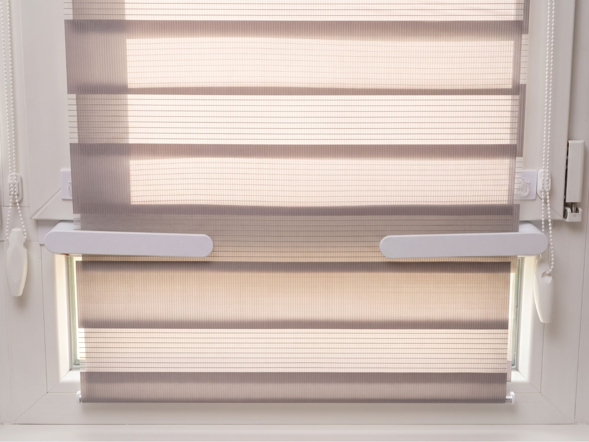 Rotating Latch for Day-Night Balcony Blinds