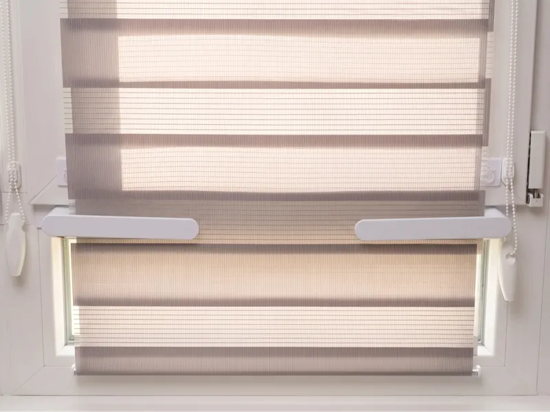 Rotating Latch for Day-Night Balcony Blinds