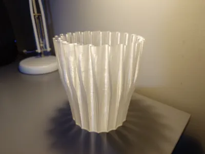 Indoor plant pot with a wave lip design 