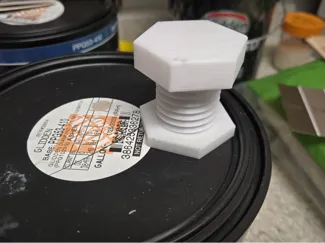 Paint can lid pour spout with cap