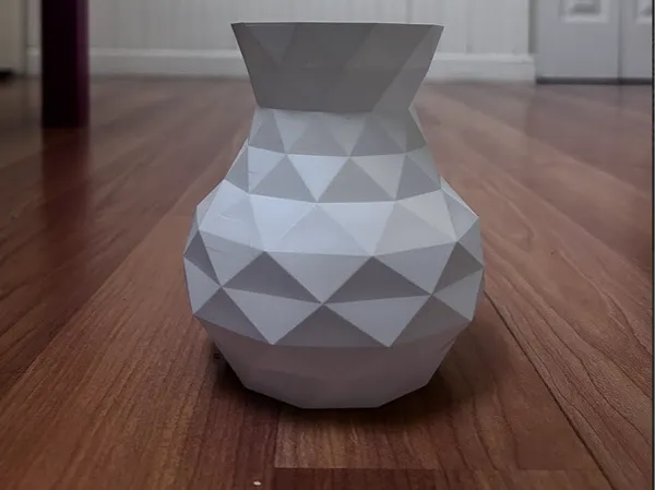 Vase polygonal minimaliste