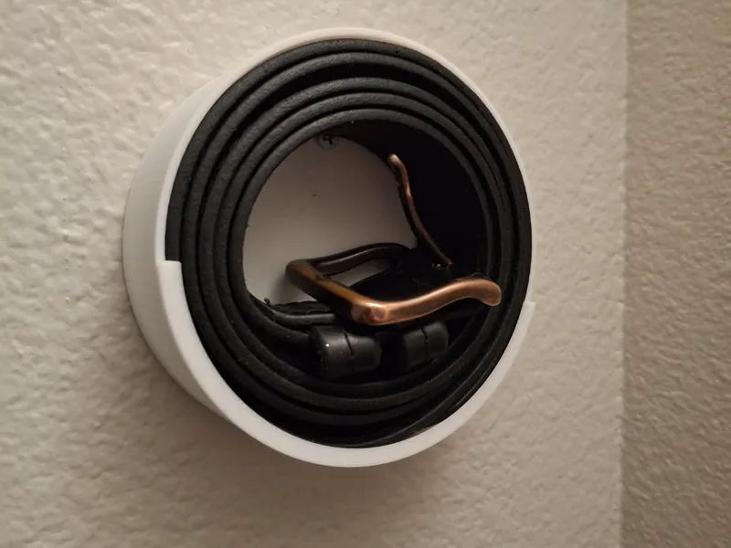 Simple Belt Holder Wall Mount