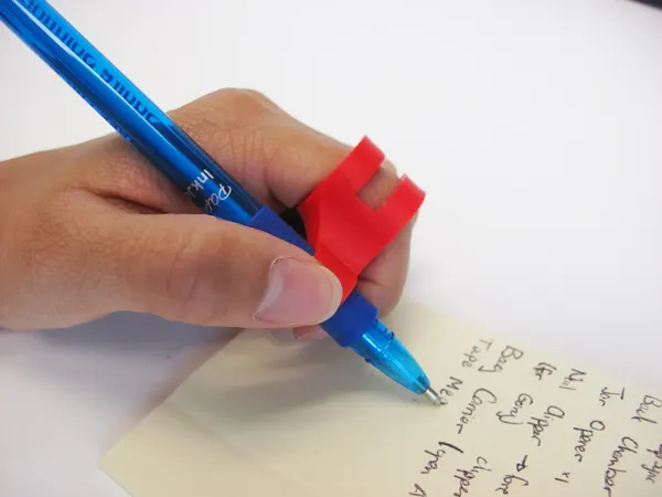 Porte-crayon adapté pour doigts (aide arthrite)
