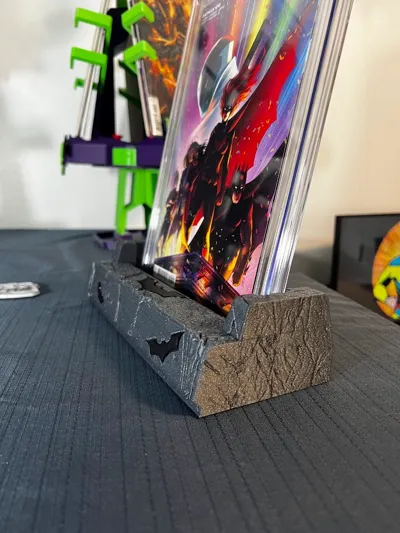 Batman / DC - Damaged Graded Comic Stand by standitupstore - MakerWorld
