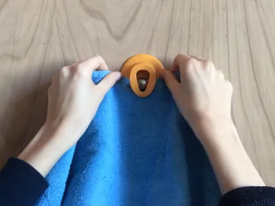 Gravity wall hanger