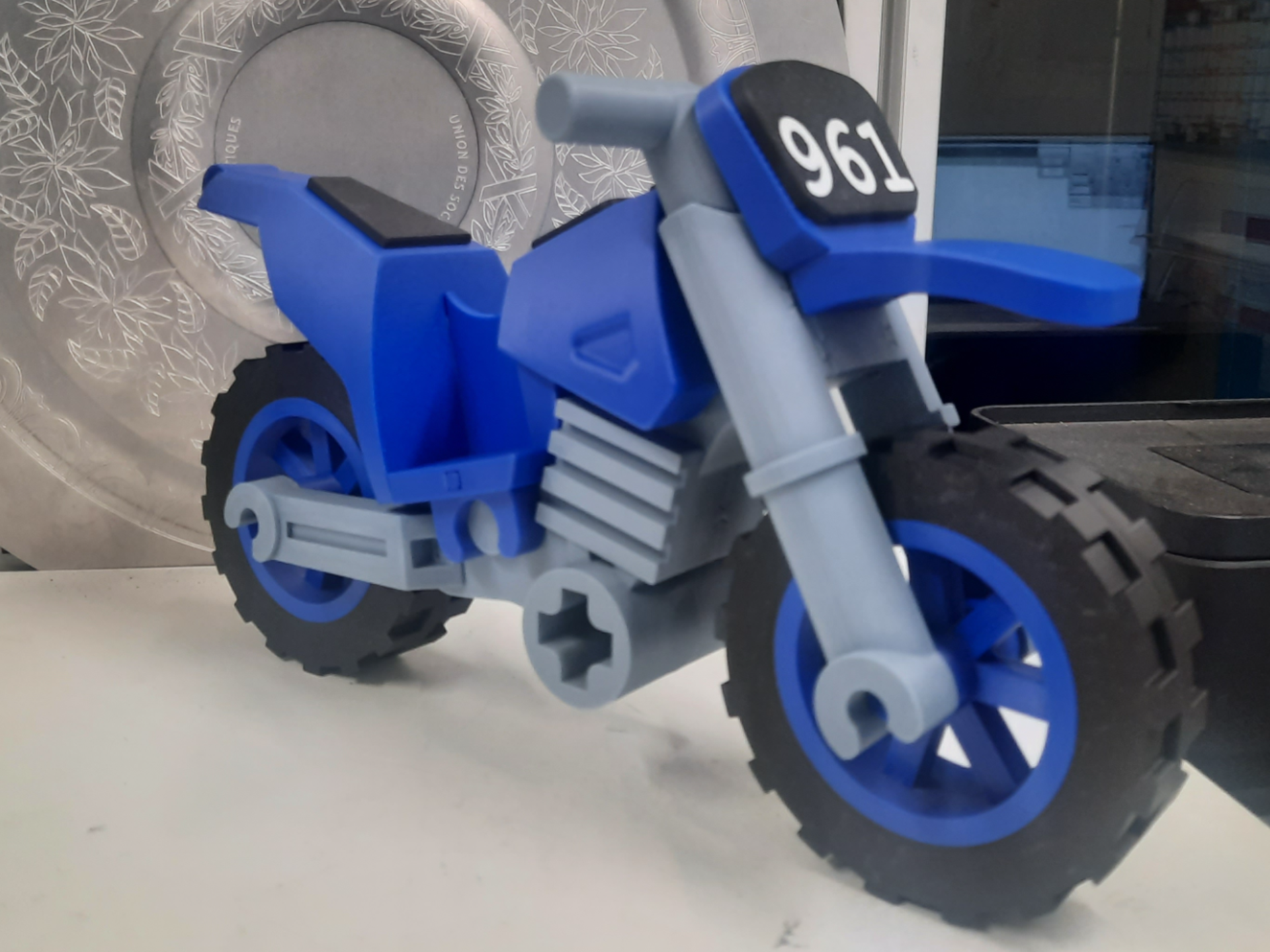 moto brique bonhomme 500% geant Brick