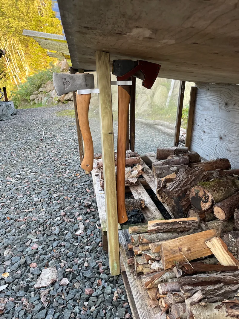 Garden tool hanger