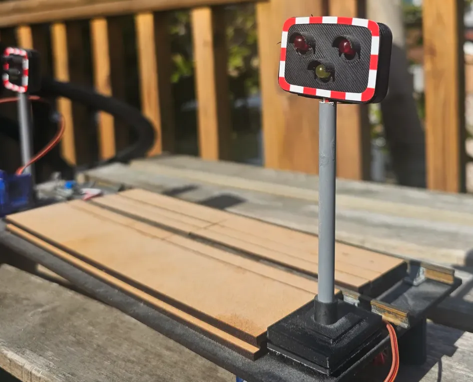 Gauge 1 UK Level Crossing Light - Free 3D Print Model - MakerWorld