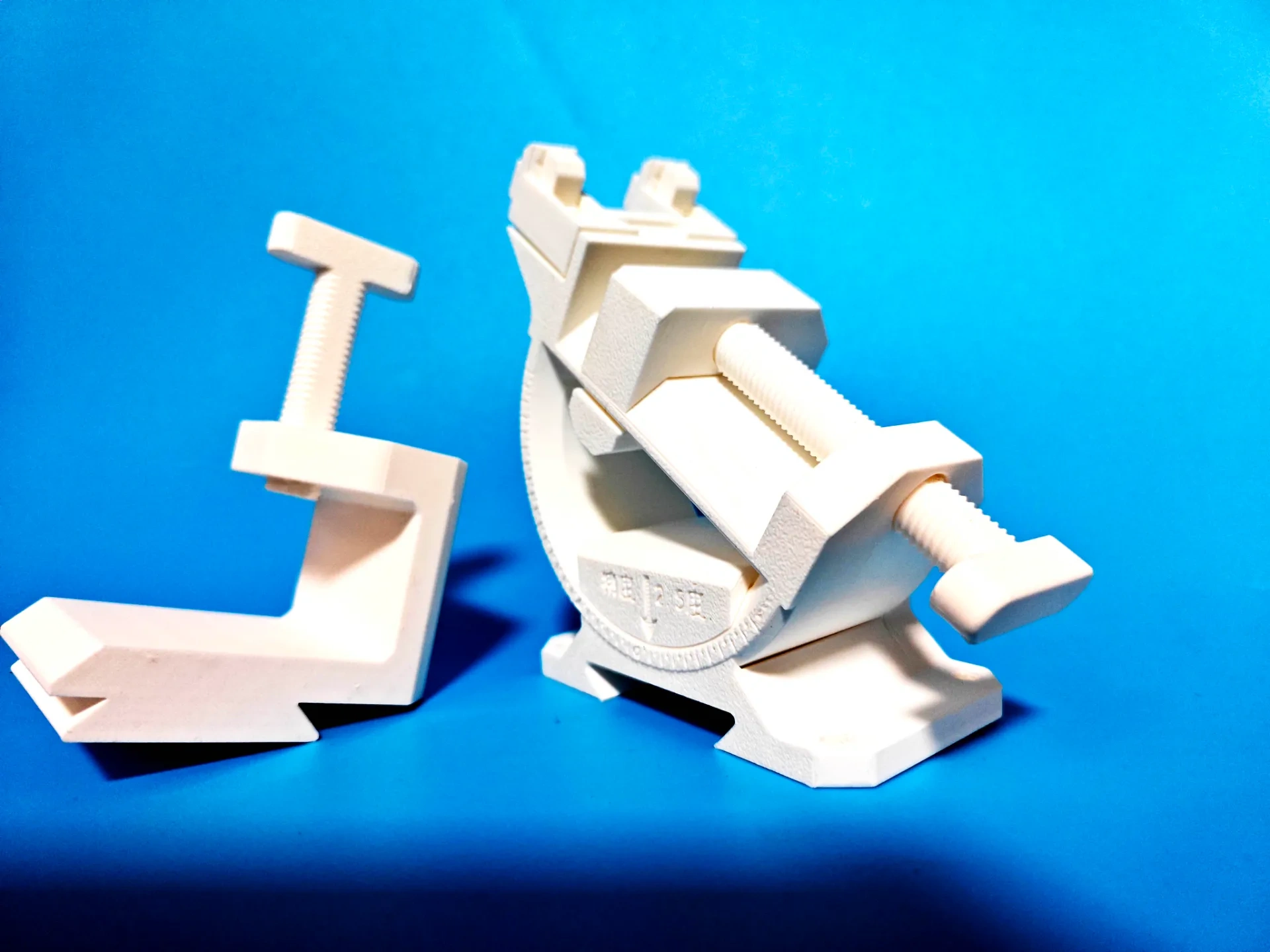 Miniatura 1 do modelo 3D 桌面多功能台钳，夹线、定位旋转、多种固定方式