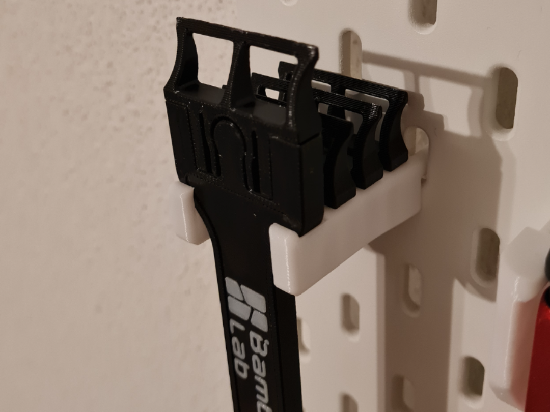 Skadis Halter mit Magazin für Schaber 