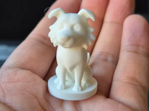 Figurine de chien assis — socle rond