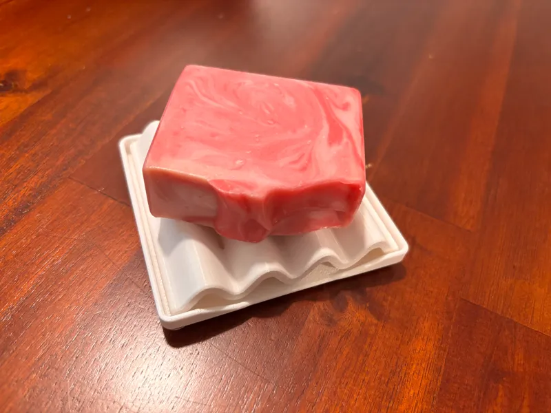 Wavy soap dish with self draining tray