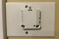 Plaque murale pour thermostat Honeywell UMP-16 — photo 2