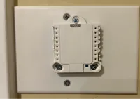 Plaque murale pour thermostat Honeywell UMP-16 — photo 1