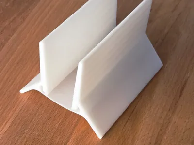 Self-supporting laptop stand 