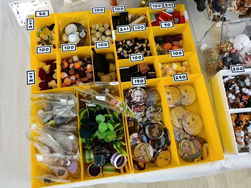 Extra-lightweight storage and display box 