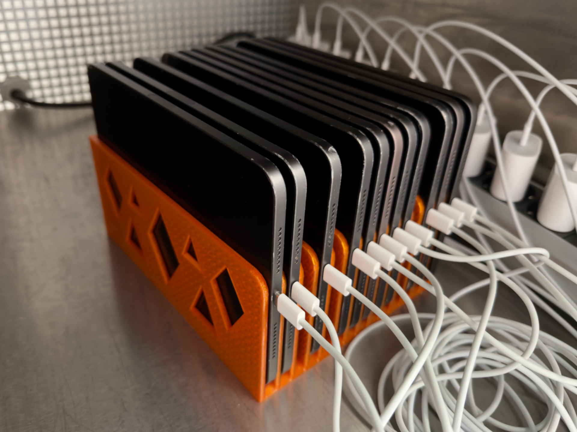 Stand to charge 14 Ipad minis