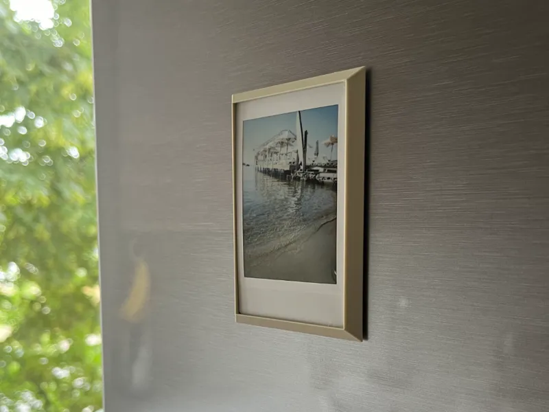 Magnetic frame for polaroids