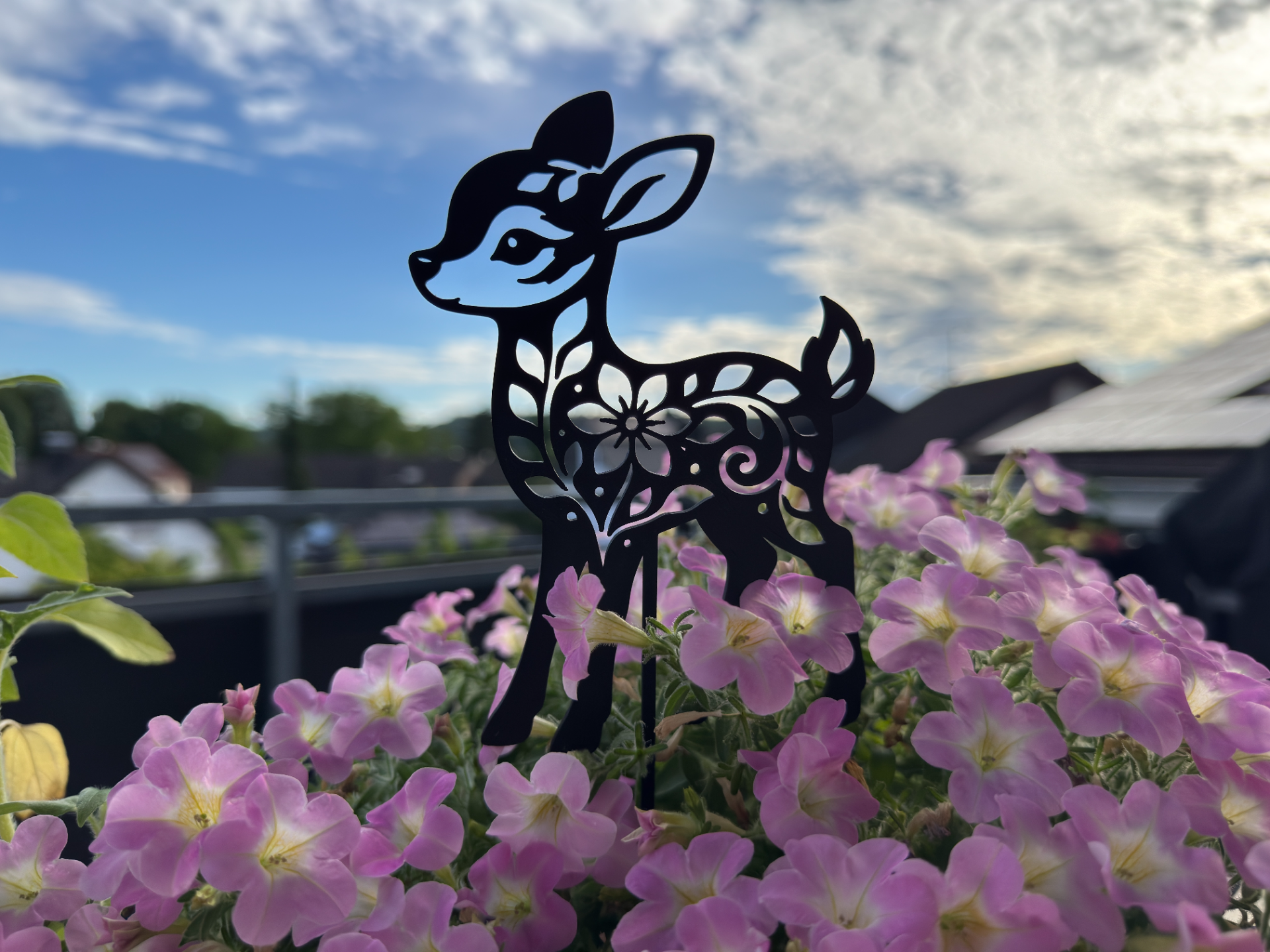 Florales Reh mit Blumenstecker