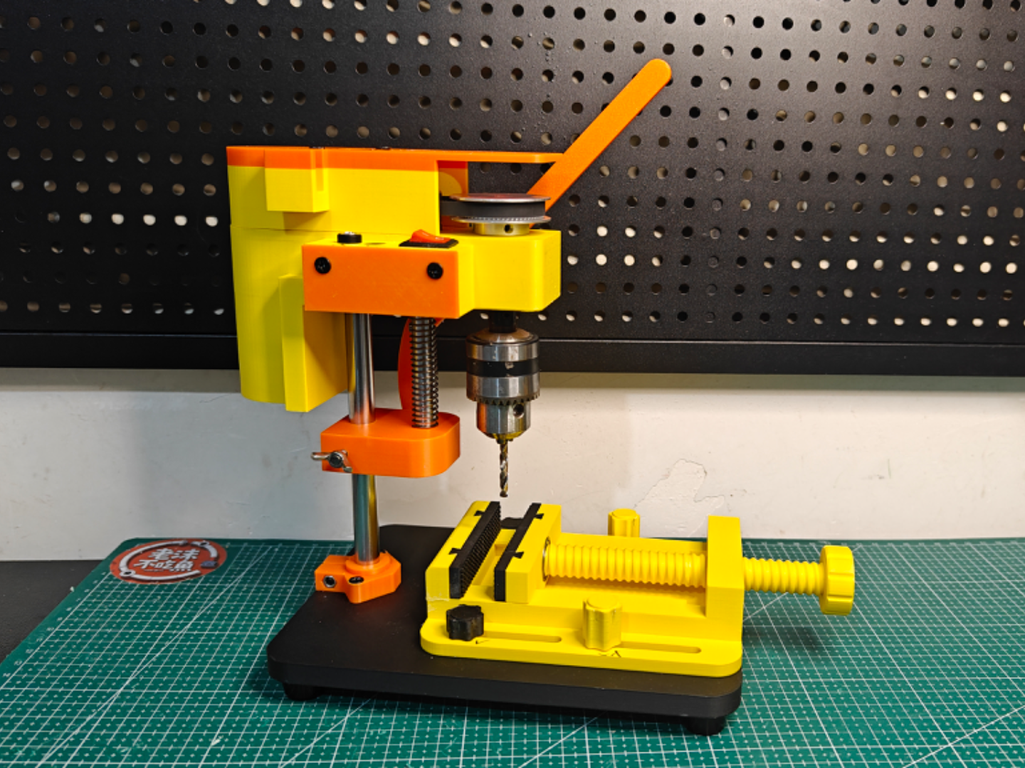 Miniatura 1 do modelo 3D 带可移动拆卸夹具的桌面迷你台钻