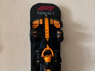 Supporto da parete per auto da corsa
