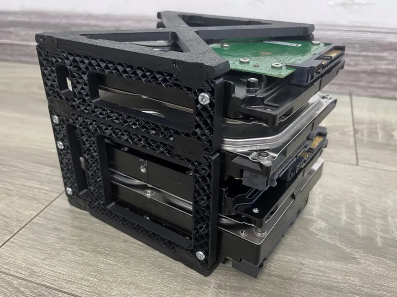 HDD cage with stackable assembly