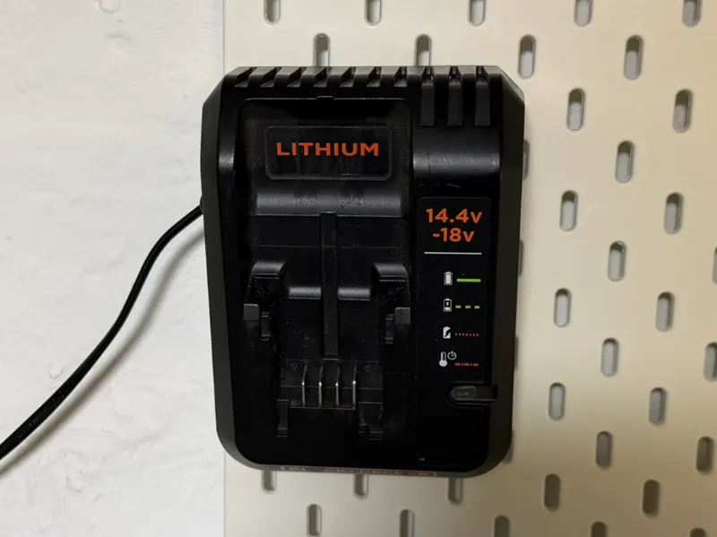 Black+Decker 14,4V-18V Ladegerät Halterung Skadis