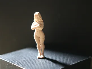 petite figurine 1 64 femme  bras croisés 