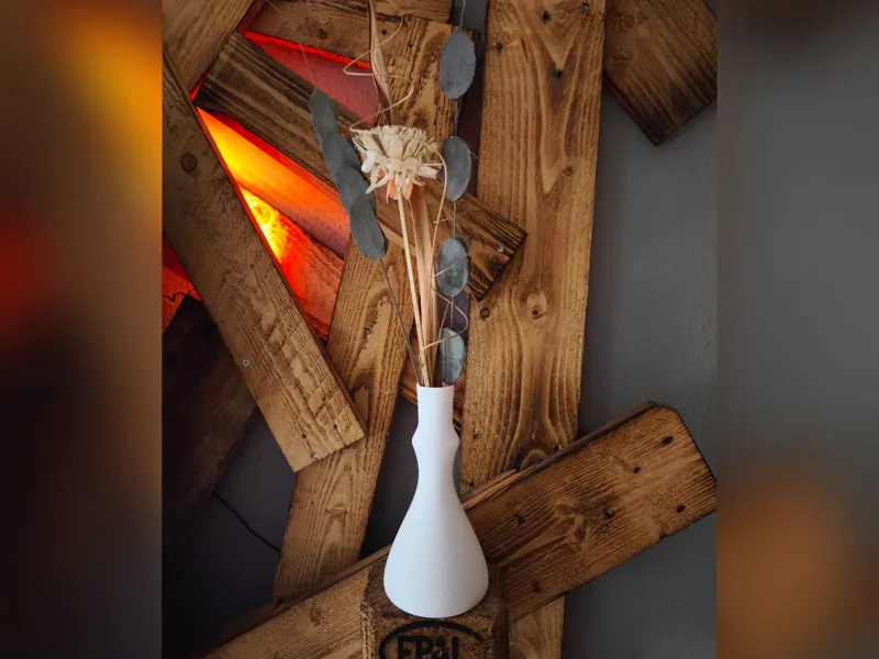 Raue schmale Vase
