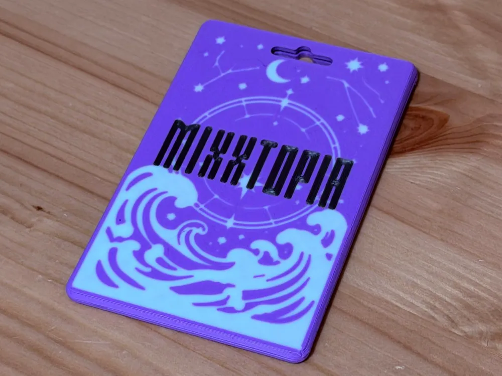 Soporte: Photocard Holder NMIXX. Referencia del modelo original.